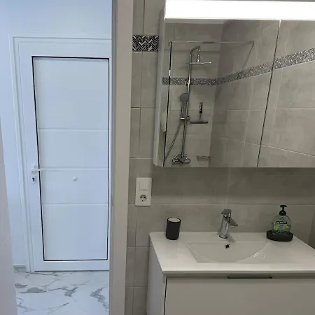 Location C, Americas, Pool View Sunny Wifi