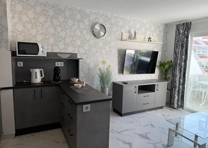 Location C, Americas, Pool View Sunny Wifi